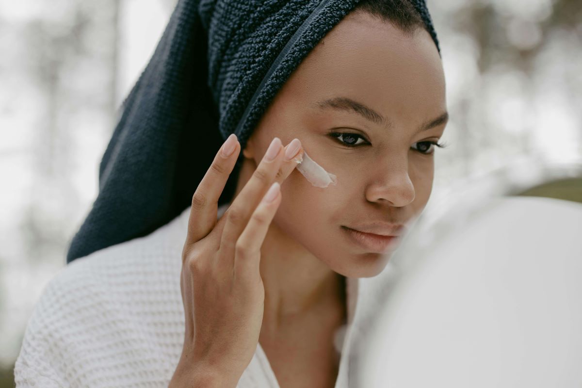 woman applying Erbaviva organic moisturizer
